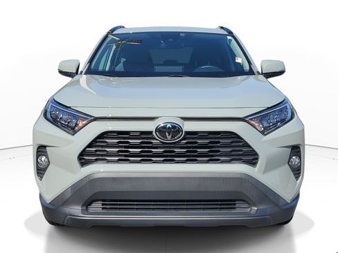 Used 2020 Toyota RAV4 XLE w/ Convenience Package FWD image 2