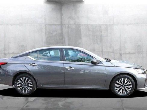 Used 2025 Nissan Altima 2.5 SV FWD image 5