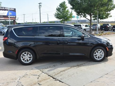 Used 2024 Chrysler Pacifica Touring-L FWD image 4