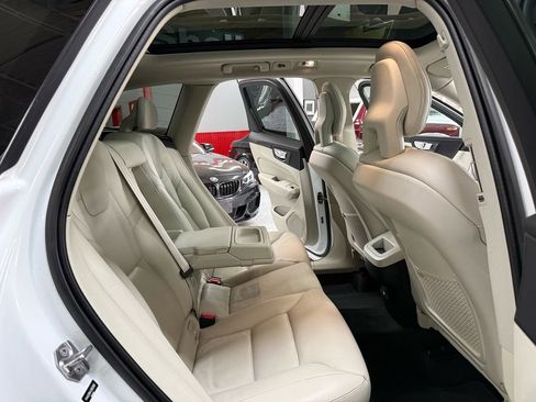 Used 2018 Volvo XC60 T6 Momentum w/ Advanced Package image 23