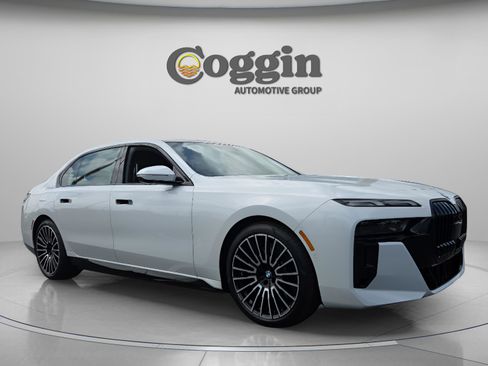 Used 2026 BMW 750e xDrive w/ Luxury Rear Seating Package image 7