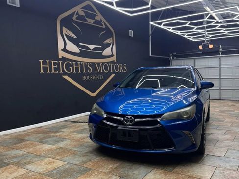 Used 2016 Toyota Camry SE image 1