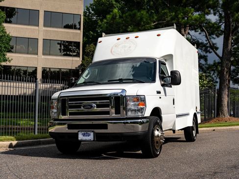 Used 2019 Ford E-350 and Econoline 350 Super Duty w/ Power Windows & Locks Group RWD image 2