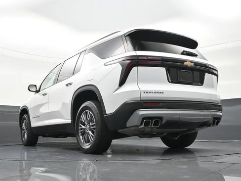 Used 2025 Chevrolet Traverse LT FWD image 27