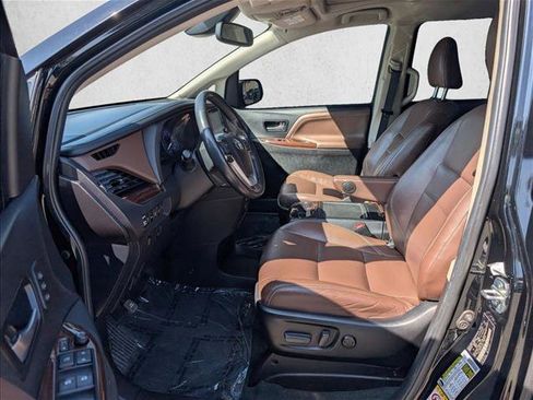 Used 2019 Toyota Sienna Limited Premium w/ Carpet Mat Package FWD image 14