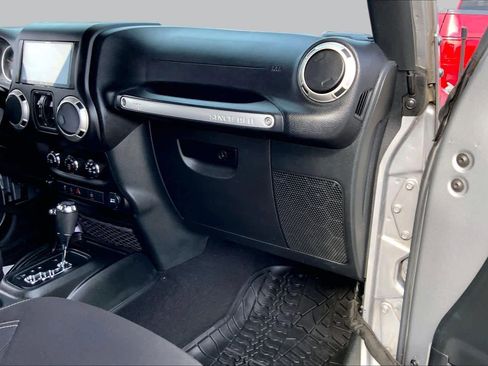 Used 2018 Jeep Wrangler Unlimited Rubicon w/ Connectivity Group AWD/4WD image 16
