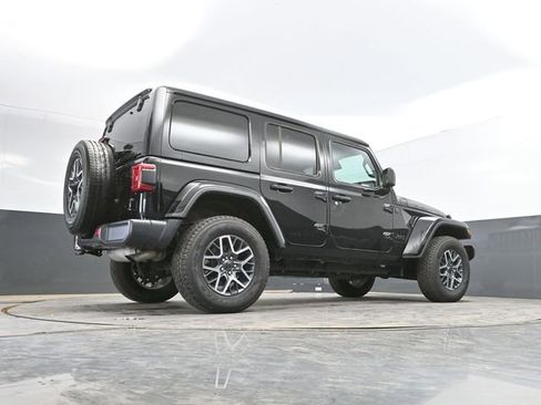 Used 2025 Jeep Wrangler Unlimited Sahara AWD/4WD image 52