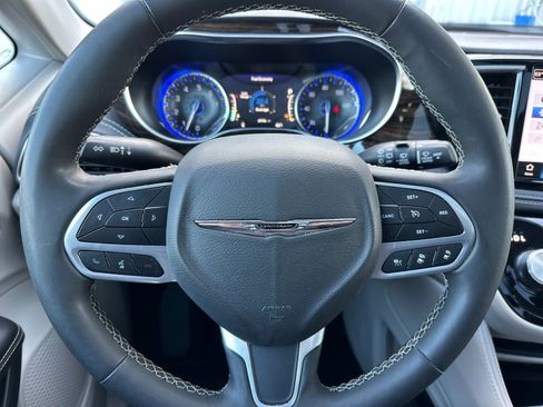 Used 2023 Chrysler Pacifica Limited image 24