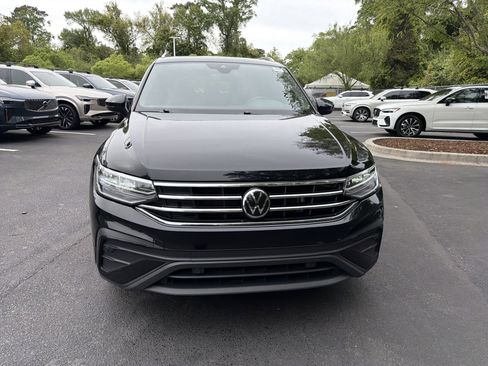 Used 2024 Volkswagen Tiguan SE w/ Panoramic Sunroof Package image 3
