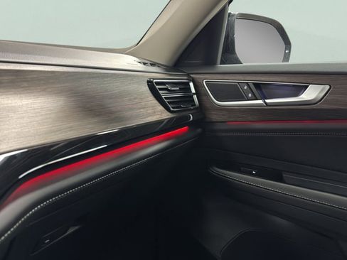 Used 2025 Volkswagen Atlas SEL image 30