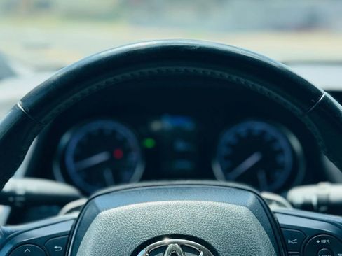 Used 2023 Toyota Camry SE image 8