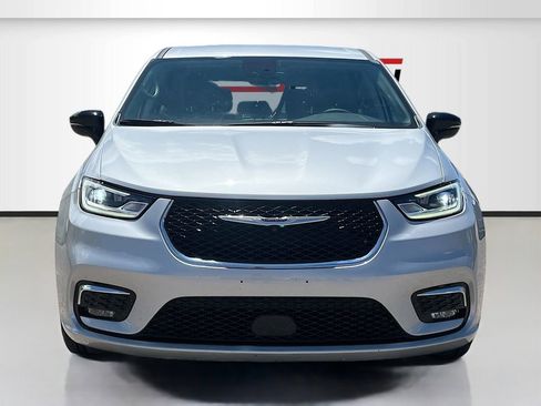 Used 2024 Chrysler Pacifica Touring-L image 2