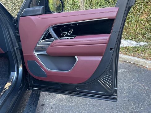 Used 2025 Land Rover Range Rover SE image 18