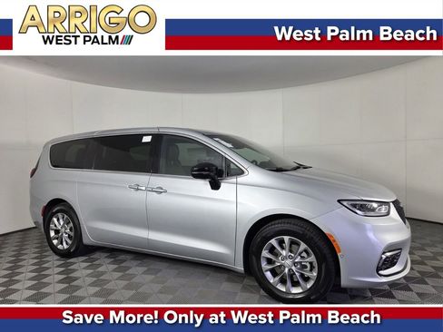 New 2026 Chrysler Pacifica Limited w/ Uconnect Theater Family Group FWD image 1