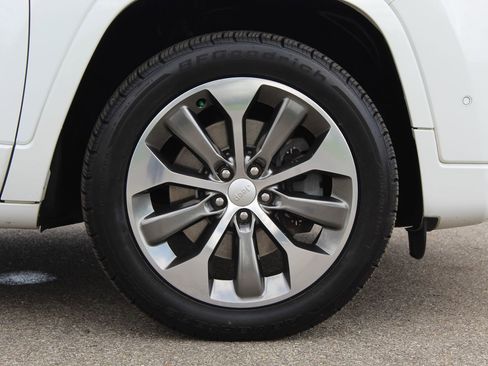 Used 2019 Jeep Cherokee Overland w/ Technology Group AWD/4WD image 26