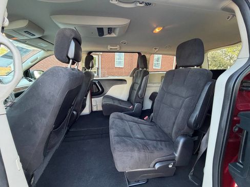 Used 2016 Dodge Grand Caravan SXT w/ UConnect Hands-Free Group FWD image 13