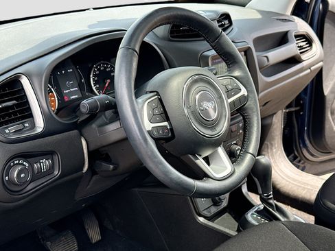Used 2023 Jeep Renegade Latitude w/ Sun/Sound Group AWD/4WD image 4
