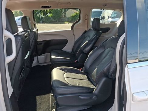 Used 2021 Chrysler Pacifica Touring-L w/ Uconnect Theater Family Group FWD image 10