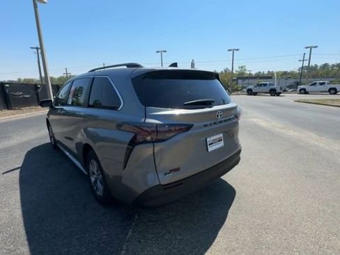 New 2026 Toyota Sienna XLE image 11