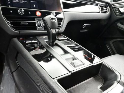 Certified 2025 Porsche Macan AWD/4WD image 11