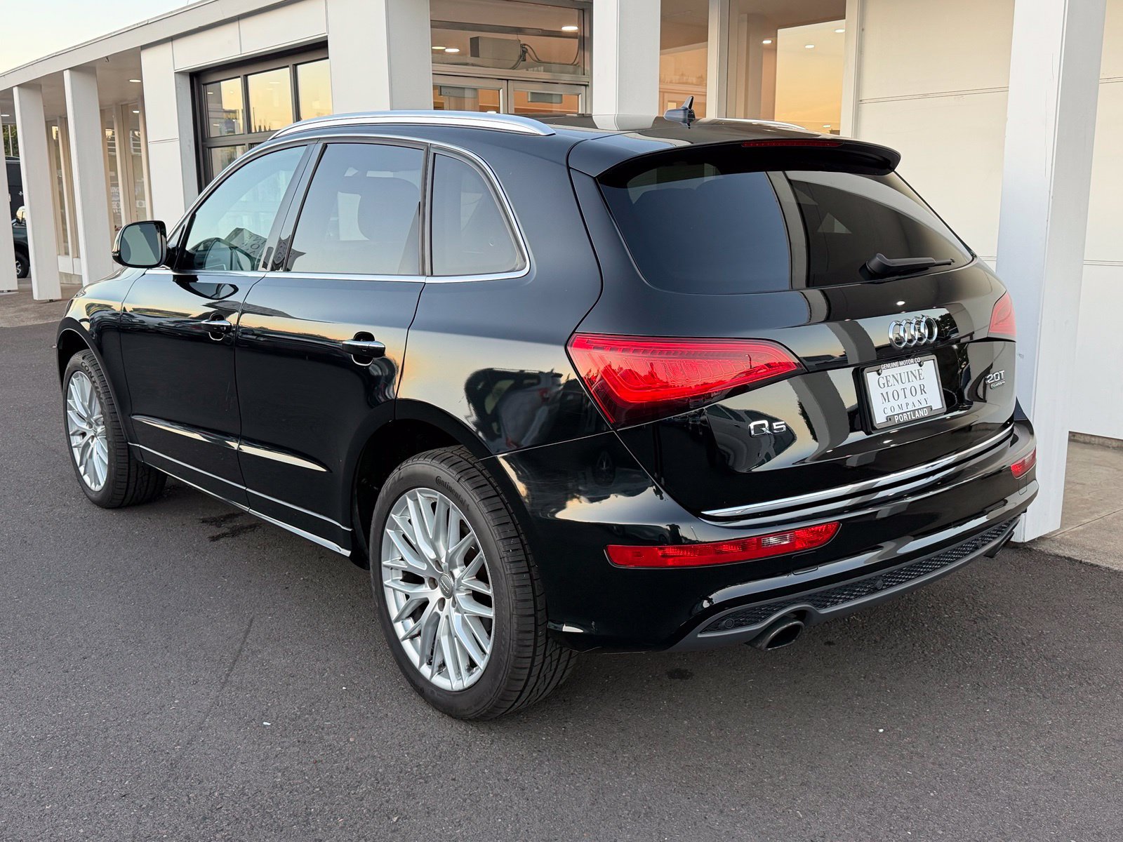 Used 2017 Audi Q5 2.0T Premium Plus w/ Technology Package AWD/4WD image 3