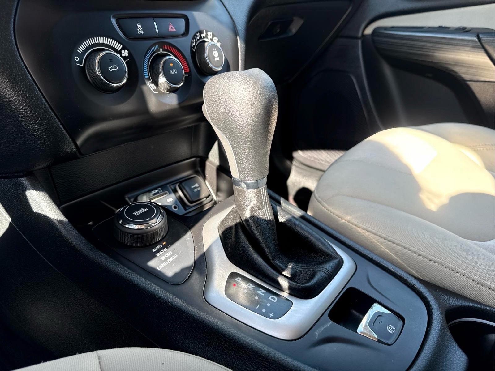 Used 2016 Jeep Cherokee Sport AWD/4WD image 23