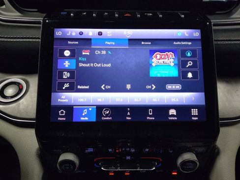 Used 2022 Jeep Grand Cherokee Overland w/ Advanced Protech Group III image 25