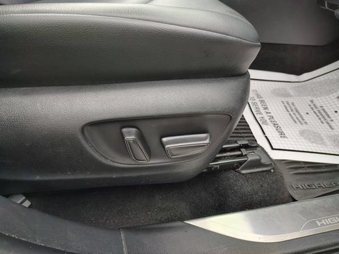 Used 2023 Toyota Highlander XLE AWD/4WD image 25