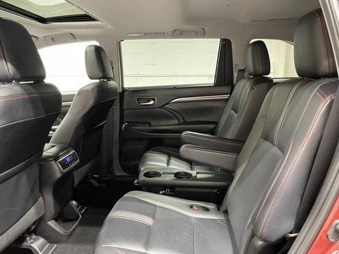 Used 2019 Toyota Highlander SE AWD/4WD image 17