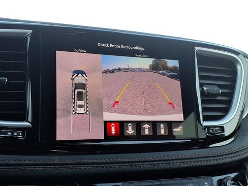Used 2025 Chrysler Pacifica Pinnacle w/ Trailer Tow Group AWD/4WD image 5