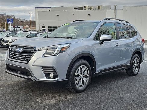 Used 2023 Subaru Forester Premium image 3