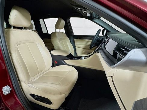 Used 2023 Jeep Grand Cherokee Limited w/ Luxury Tech Group II image 27