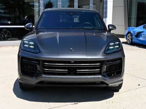 Used 2025 Porsche Cayenne Turbo AWD/4WD image 2