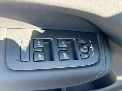 New 2026 Volvo XC60 B5 Plus w/ Climate Package image 17