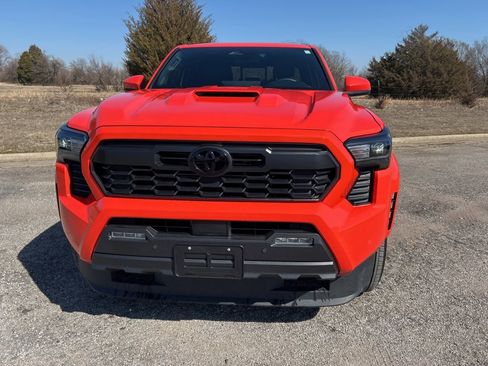 Used 2024 Toyota Tacoma TRD Sport w/ TRD Sport Upgrade Package image 2