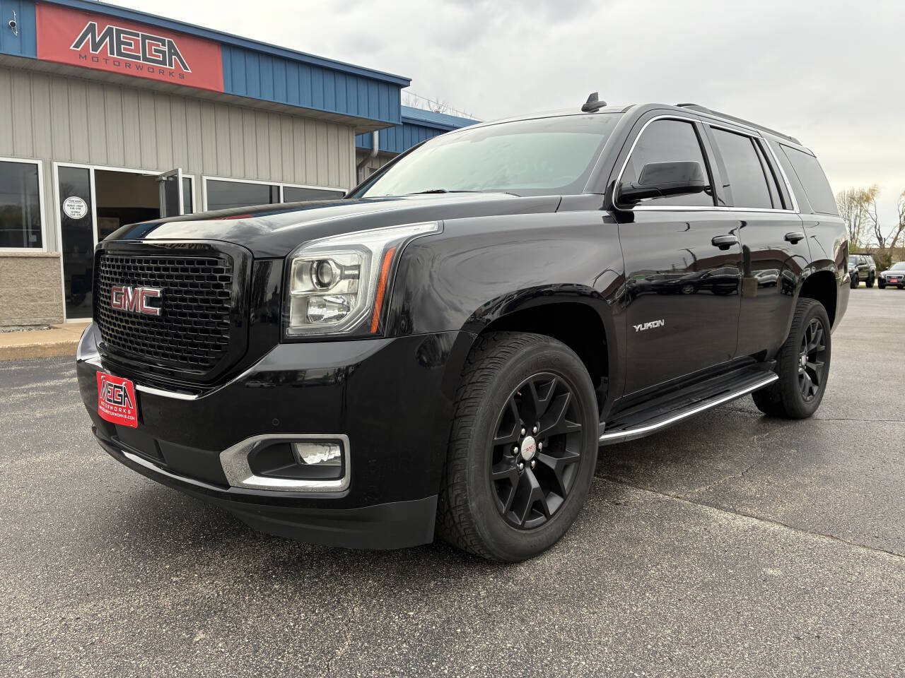 Used 2017 GMC Yukon SLE w/ SLE Value Package AWD/4WD image 2