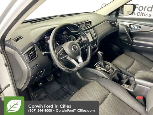 Used 2018 Nissan Rogue SV image 3