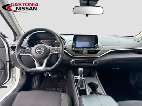 Used 2025 Nissan Altima 2.5 SV FWD image 29