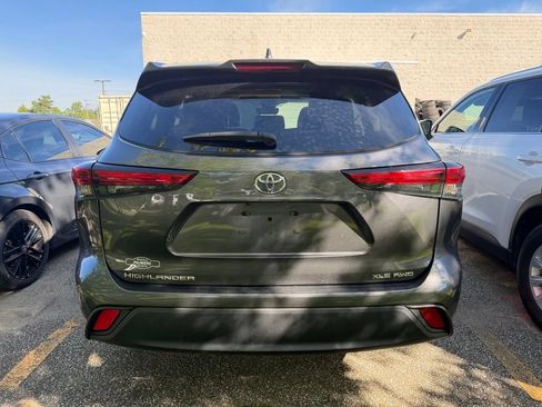 Used 2022 Toyota Highlander XLE AWD/4WD image 4