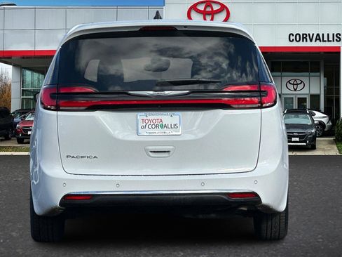 Used 2024 Chrysler Pacifica Touring-L image 5