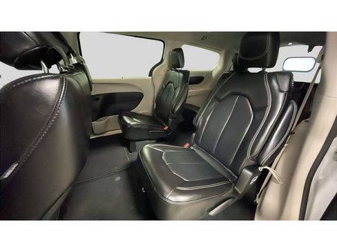 Used 2024 Chrysler Pacifica Touring-L image 14