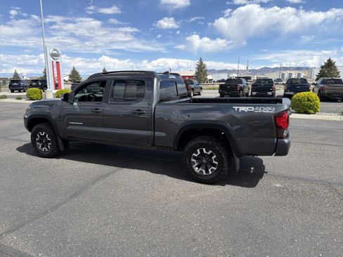 Used 2019 Toyota Tacoma TRD Off-Road w/ Technology Package image 8