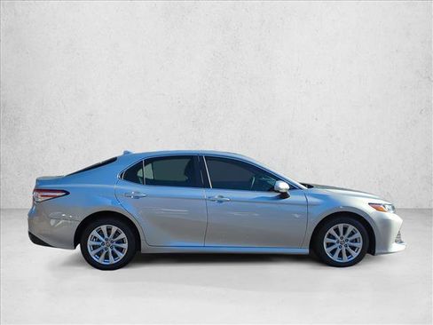 Used 2020 Toyota Camry LE image 4