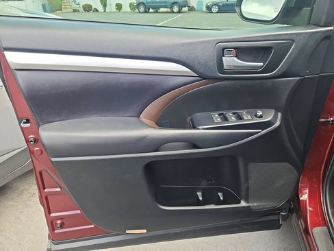 Used 2019 Toyota Highlander XLE AWD/4WD image 10