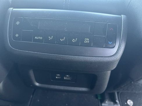 Used 2023 Nissan Pathfinder SV AWD/4WD image 12