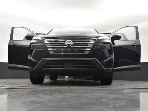 Used 2025 Nissan Rogue SV FWD image 11