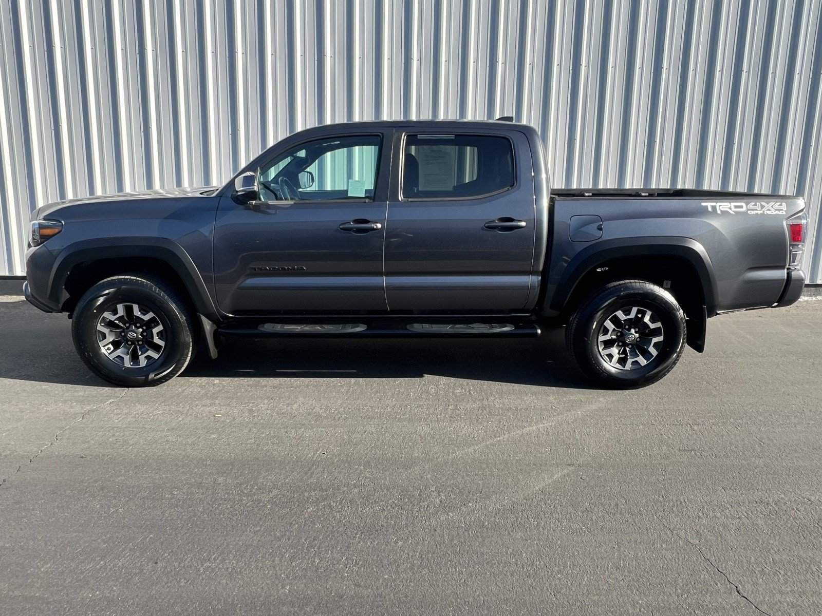 Used 2021 Toyota Tacoma TRD Off-Road w/ TRD Premium Off Road Package AWD/4WD image 3