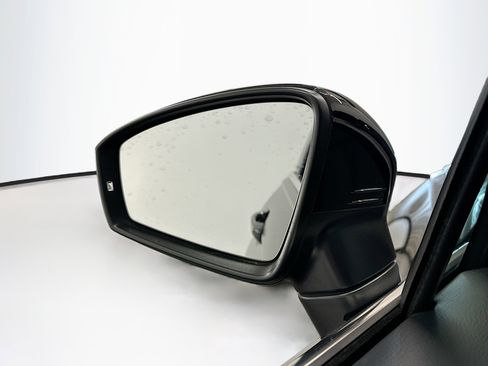 Used 2022 Volkswagen Tiguan SE image 16