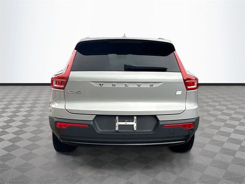 Used 2023 Volvo XC40 Recharge Plus image 7