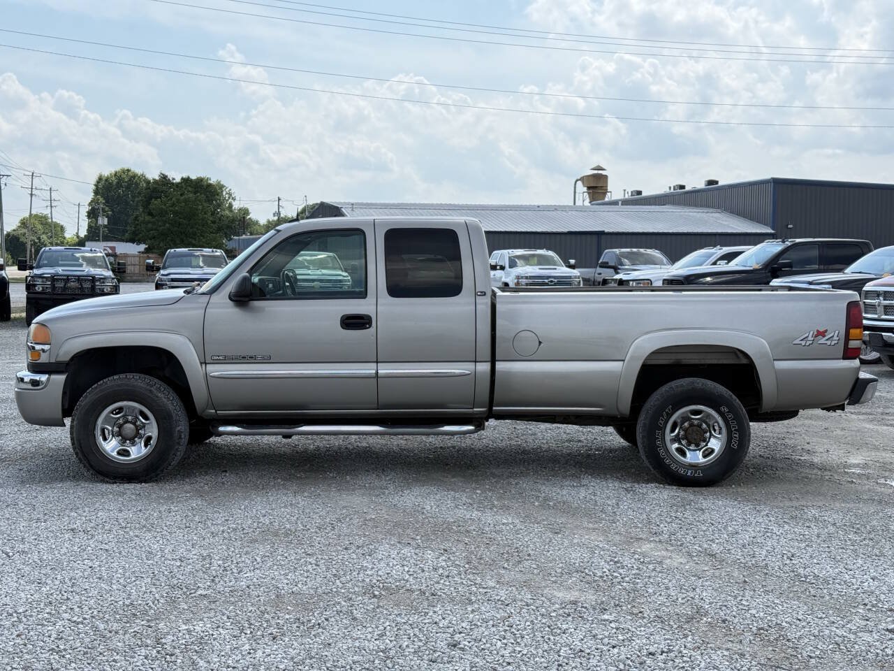 Used 2003 GMC Sierra 2500 SLT w/ SLT Preferred Equipment Group AWD/4WD image 2